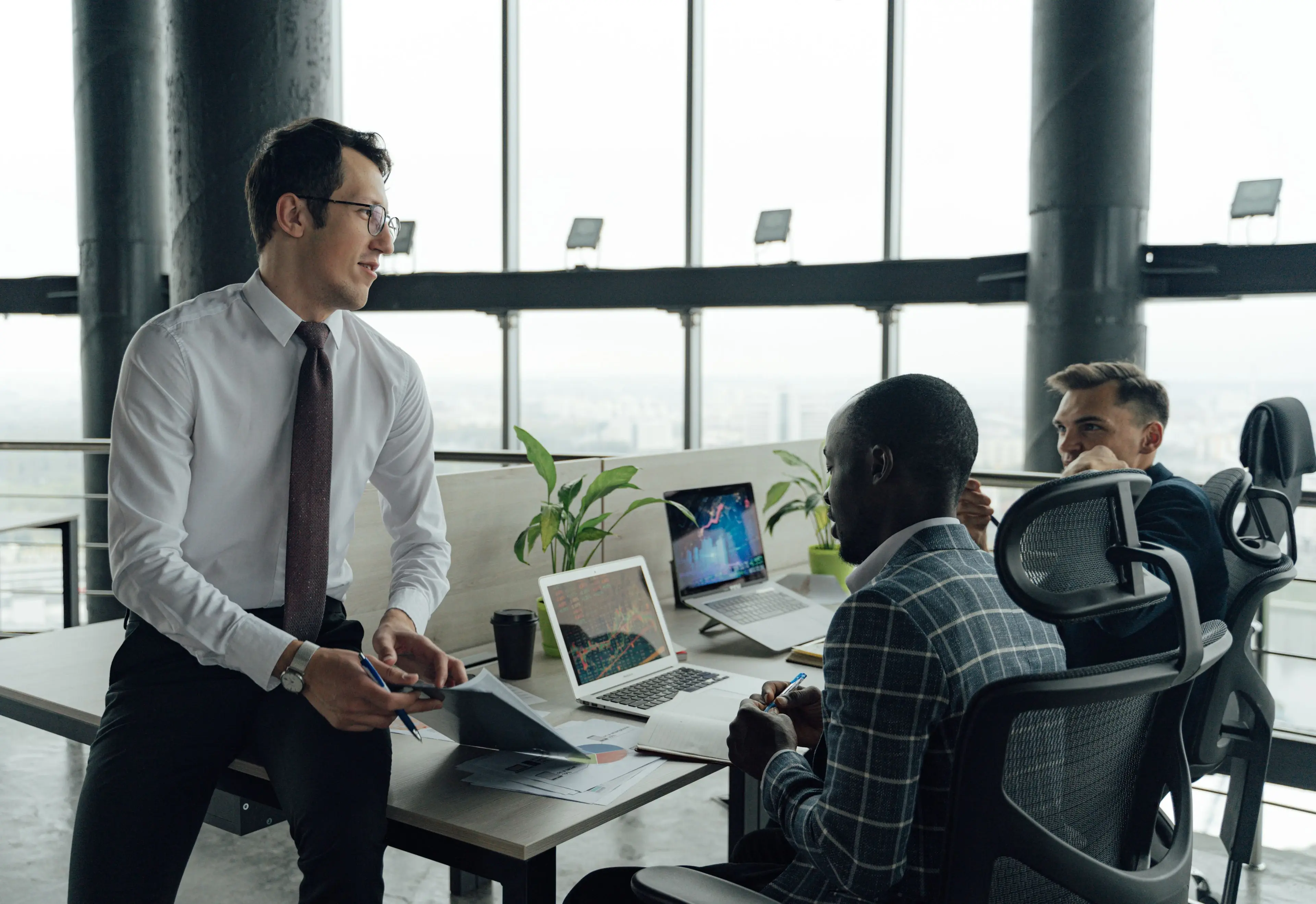 A senior analyst mentoring a junior colleague