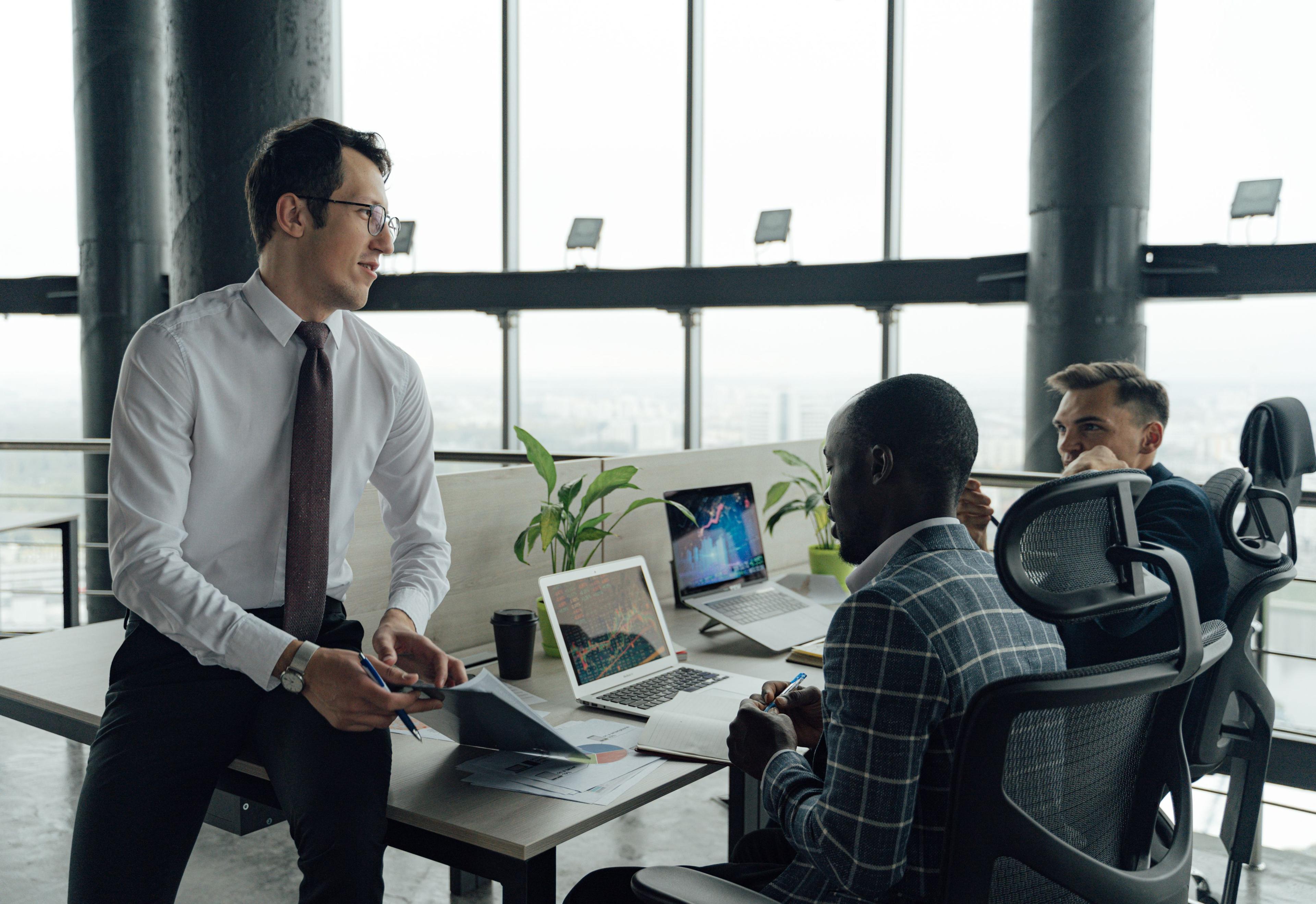 A senior analyst mentoring a junior colleague